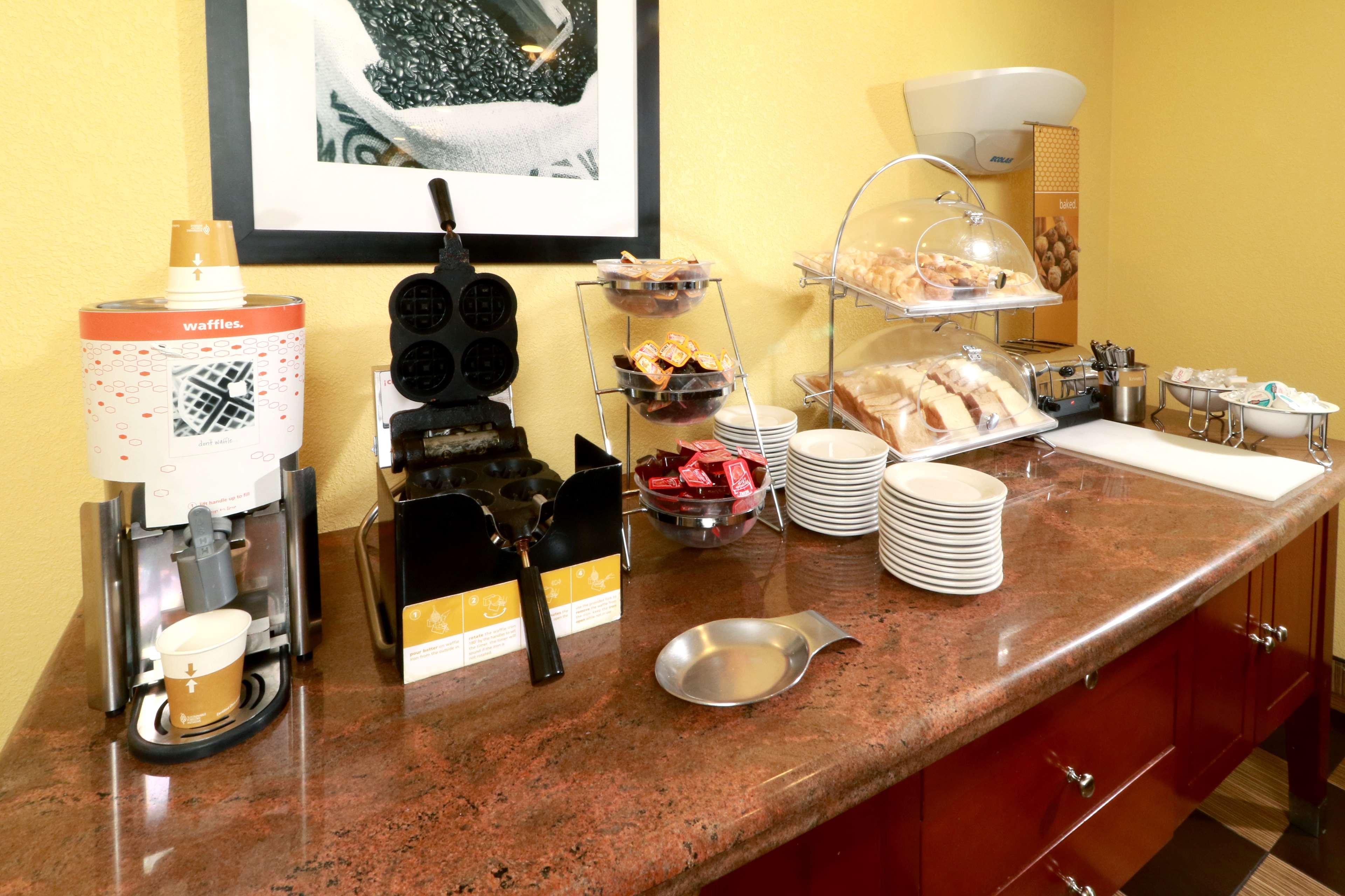 Hampton Inn By Hilton Guadalajara-Aeropuerto Las Pintas Екстериор снимка