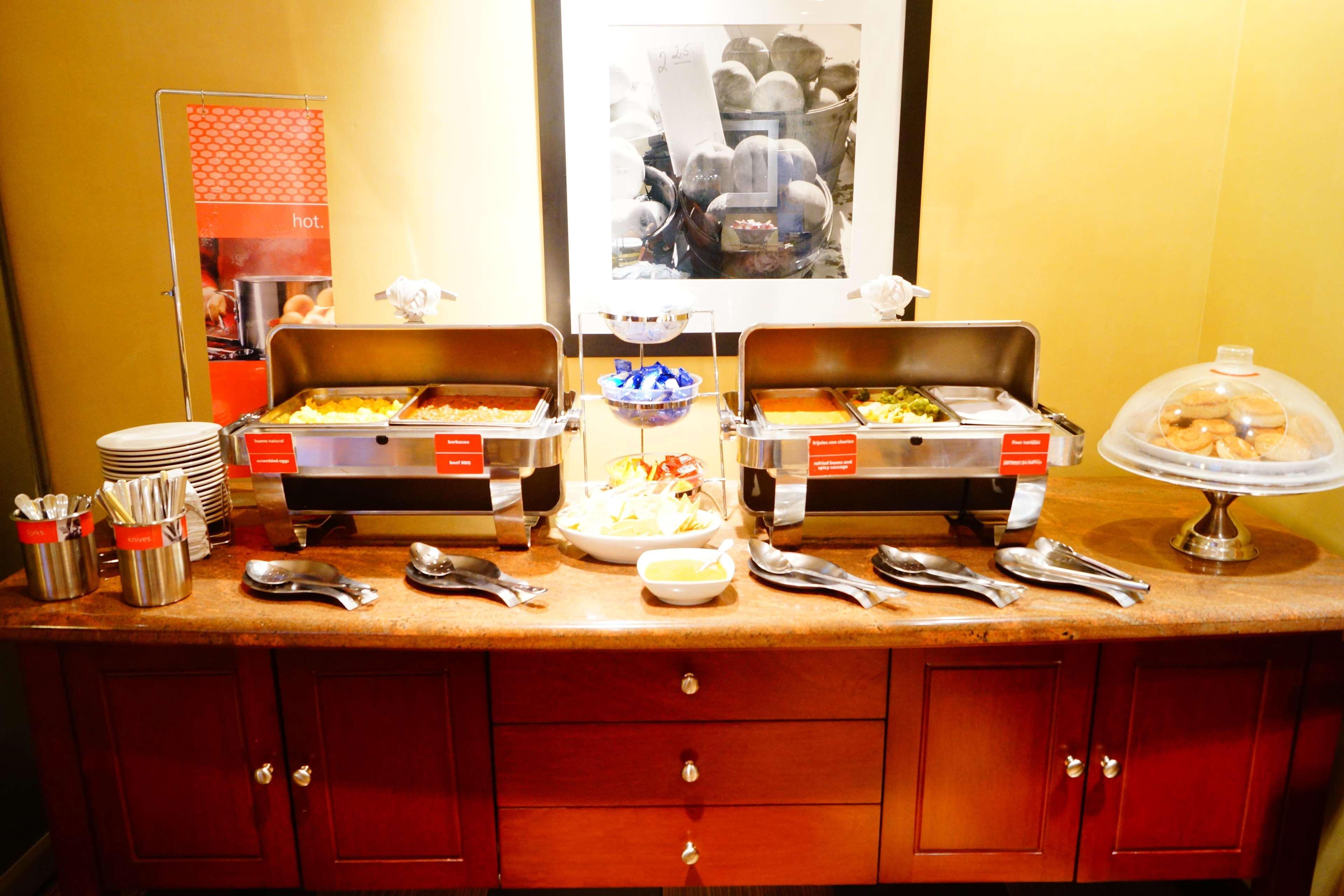 Hampton Inn By Hilton Guadalajara-Aeropuerto Las Pintas Екстериор снимка