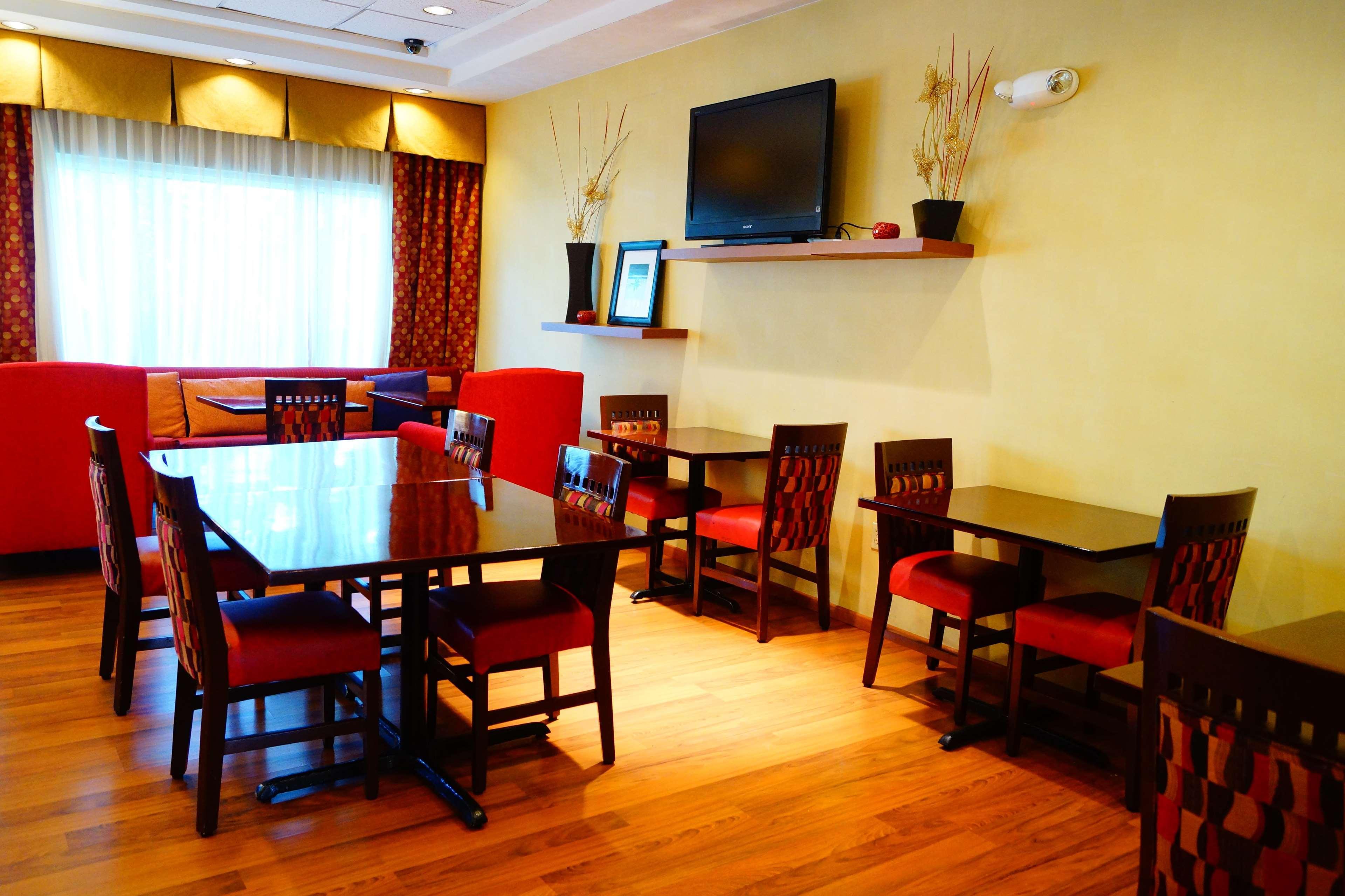 Hampton Inn By Hilton Guadalajara-Aeropuerto Las Pintas Екстериор снимка