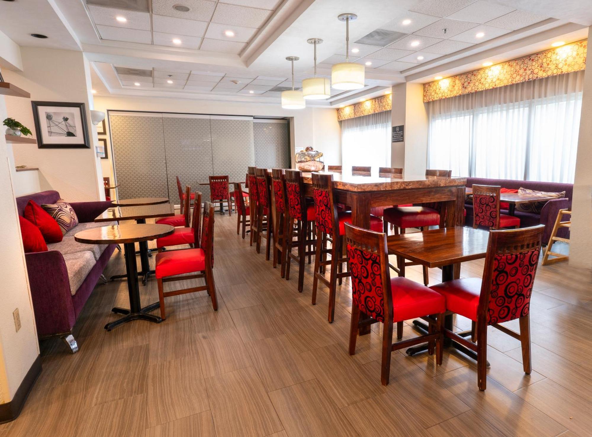 Hampton Inn By Hilton Guadalajara-Aeropuerto Las Pintas Екстериор снимка