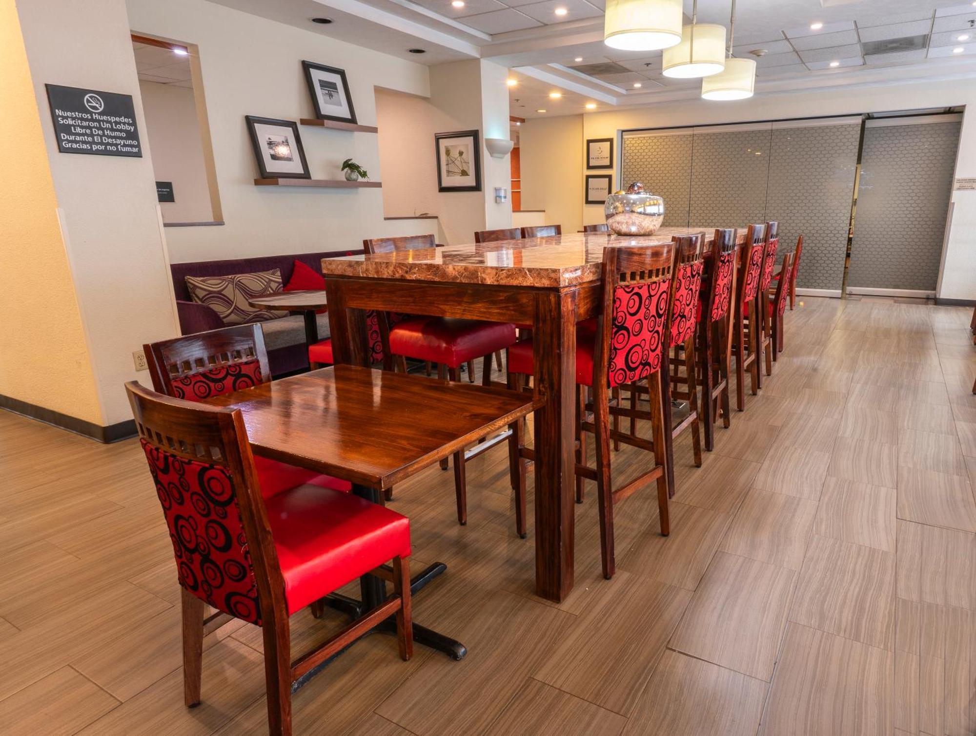 Hampton Inn By Hilton Guadalajara-Aeropuerto Las Pintas Екстериор снимка