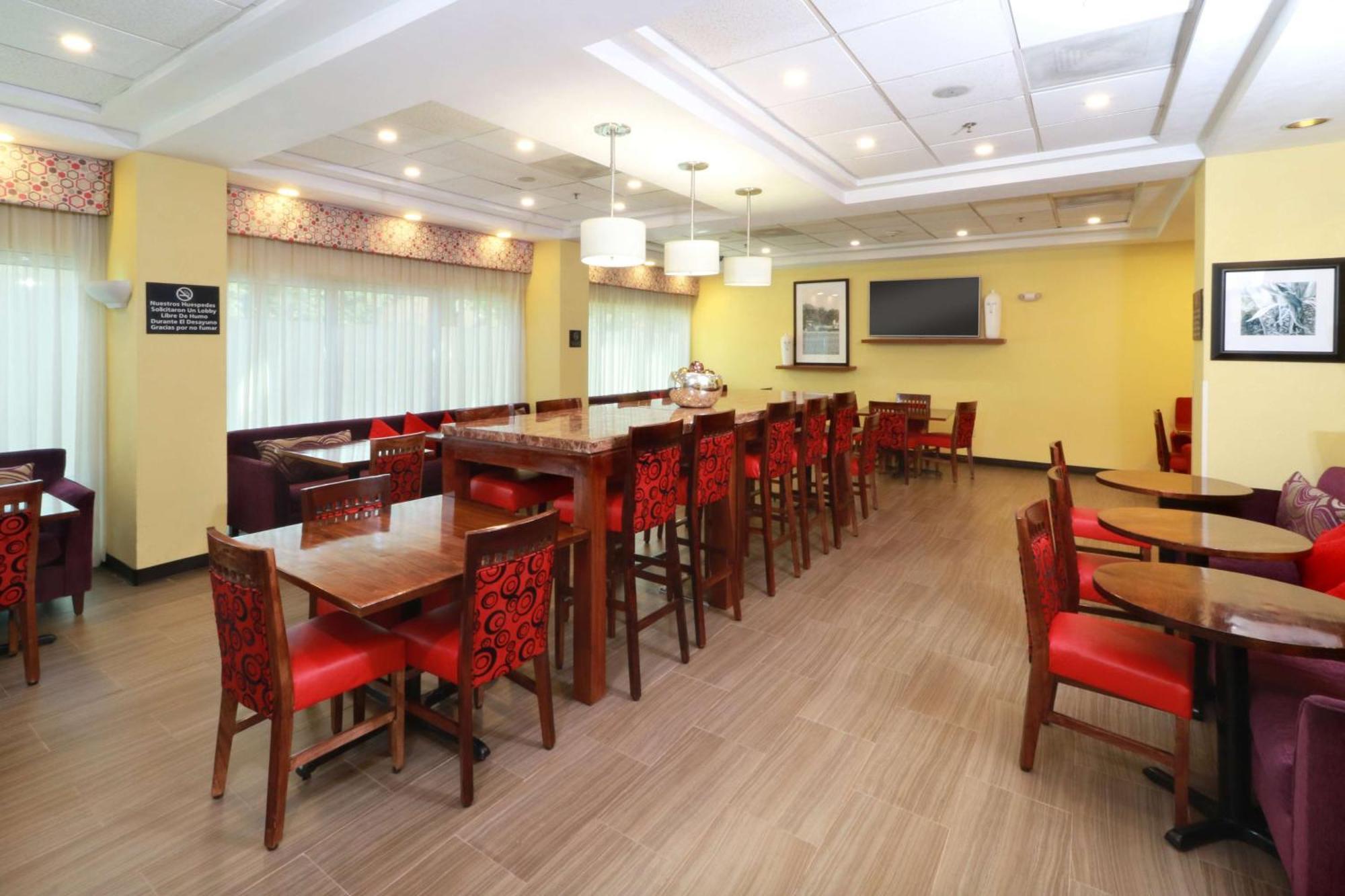 Hampton Inn By Hilton Guadalajara-Aeropuerto Las Pintas Екстериор снимка